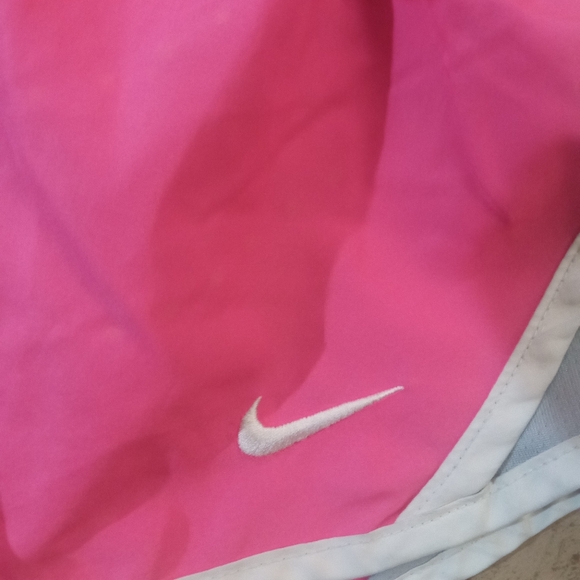 Girls Nike shorts - Picture 2 of 4